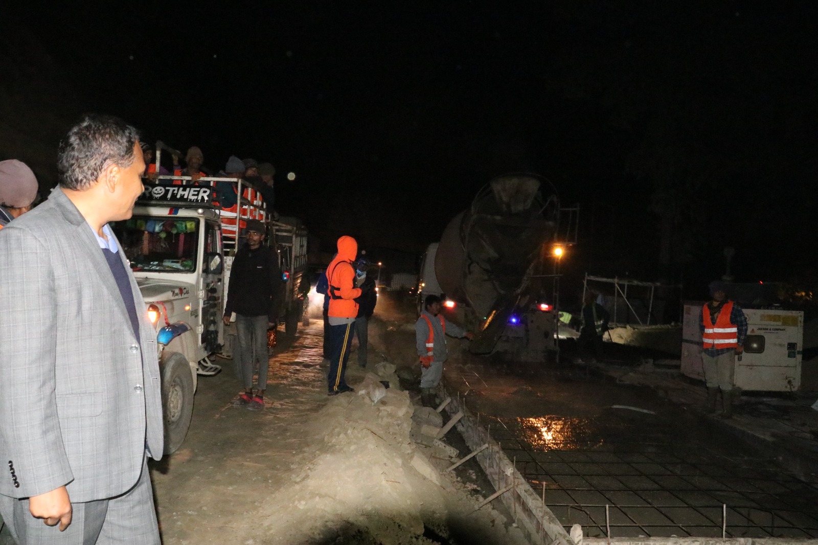 कुलमान घिसिङद्वारा मध्यरातमा दाउन्ने सडक खण्डको निरीक्षण (तस्बिरहरु)