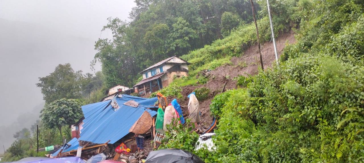 पर्वतको लाङ्दी पहिरो :  पुरिएका दम्पतीमध्ये श्रीमान् मृत फेला, श्रीमतीको खोजी जारी