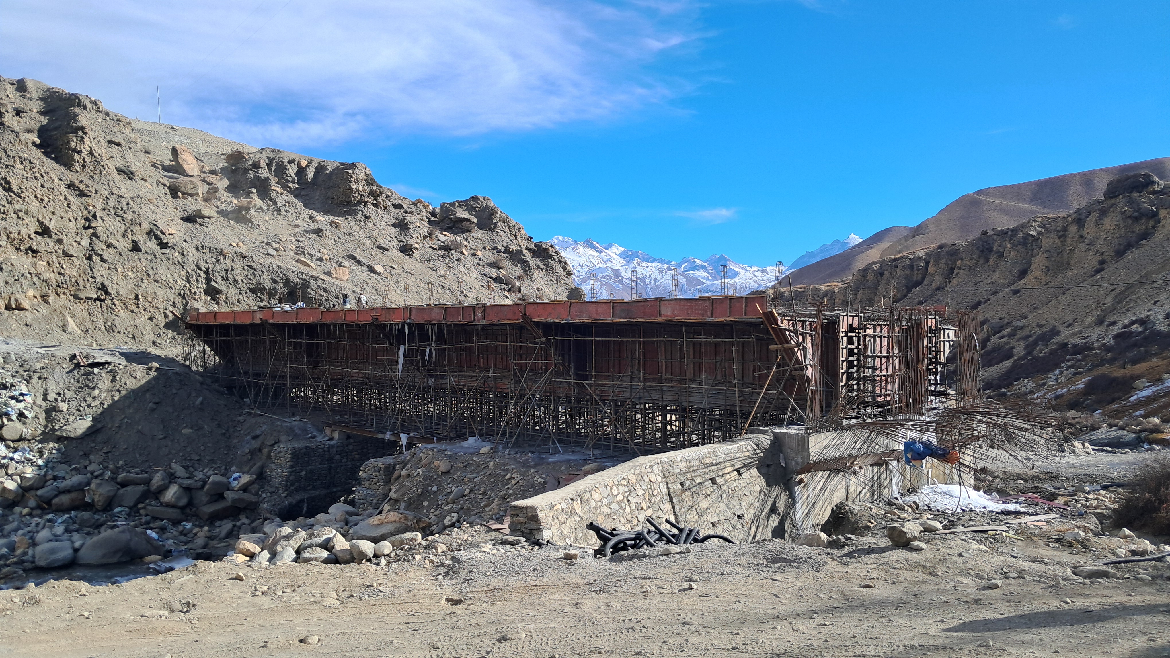 कोरला नाका जोड्ने घमी खोला पुल अन्तिम चरणमा