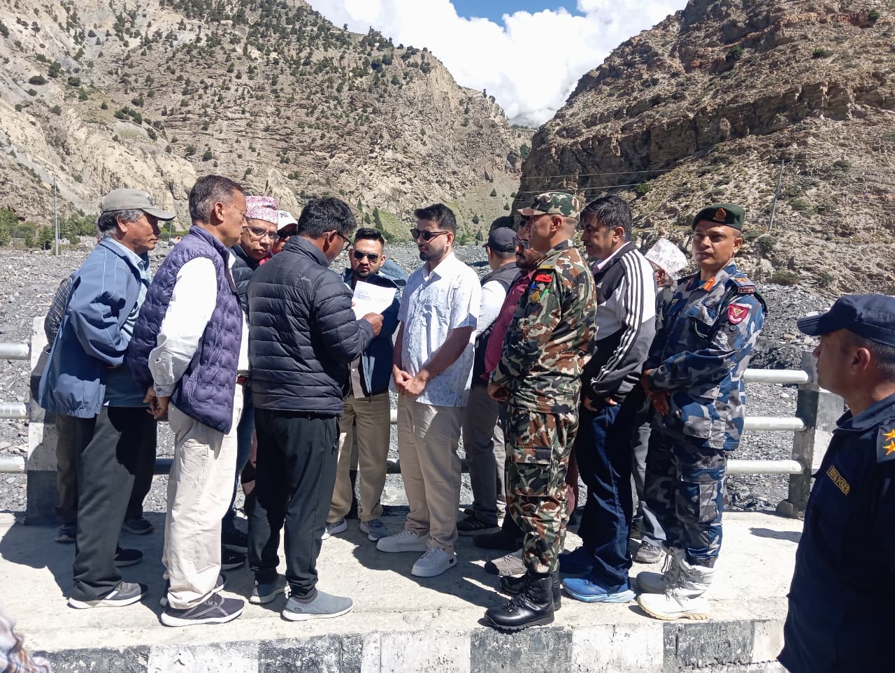 कोरला सडकको निरीक्षणमा दुई मन्त्रीहरु