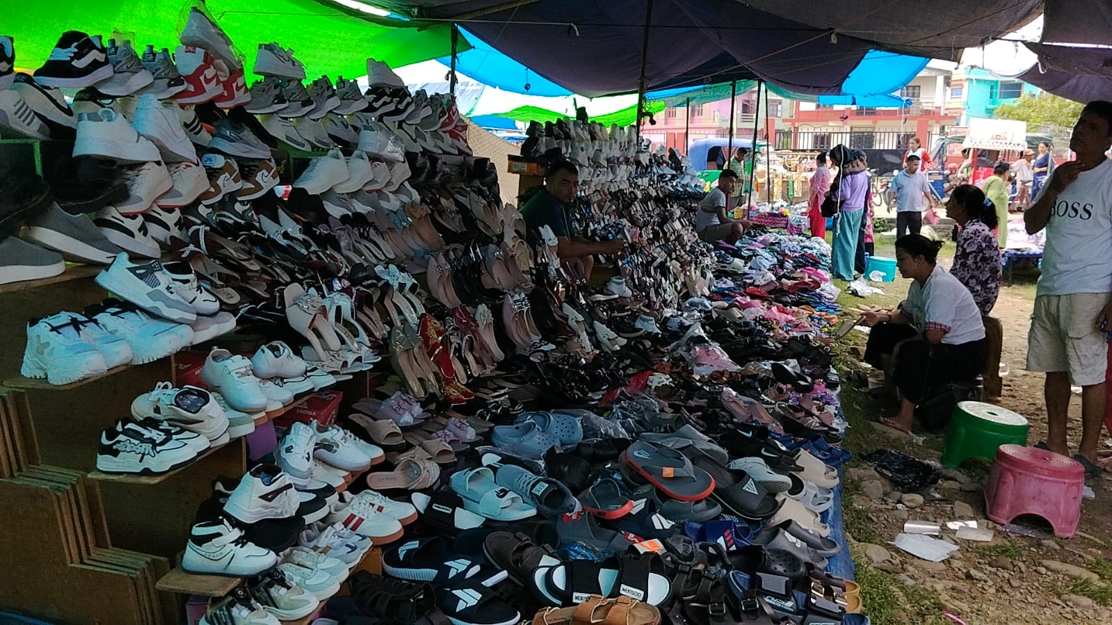 भन्सार छलिका सामाग्री खुल्लमखुल्ला विक्री वितरणः निगरानी गर्ने कस्ले ?