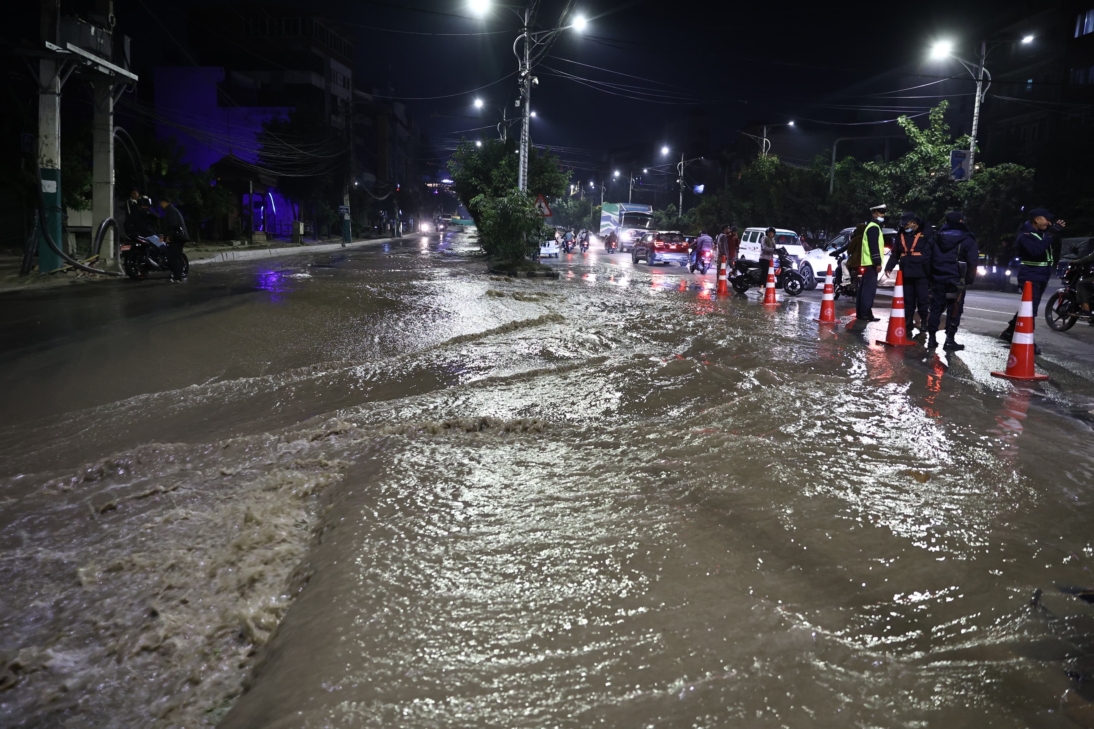 काठमाडौंको नयाँ बानेश्वर–तीनकुने सडकखण्डमा खानेपानीको पाइप फुट्दा सडक जलमग्न