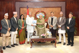 प्रधानमन्त्री कार्कीसमक्ष निर्वाचन प्रतिवेदन पेस