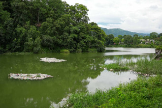 फेवातालमा बोतल, जुत्ता–चप्पल ! (तस्बिर)