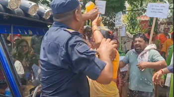 जब ज्यानको बाजी थापेर मिटरब्याज पीडित महिलालाई जोगाए प्रहरीले