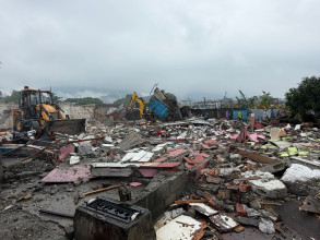 पोखराको अमरसिंह माविको जग्गामा बनेका घरटहरामा महानगरको डोजर (तस्बिरहरु)