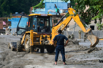 रसुवा बाढी: सडक खुलाउन विभिन्न स्थानमा उपकरण परिचालन