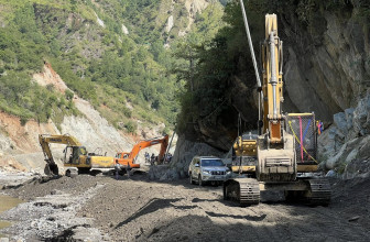 बिपी राजमार्गमा डोजर र अन्य उपकरण स्टाण्डबाई, अवरुद्ध भए आधा घण्टामै खुलाइने
