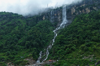 नुवाकोटबाट रसुवा जाने बाटोमा पर्ने भाङ्गे झरना