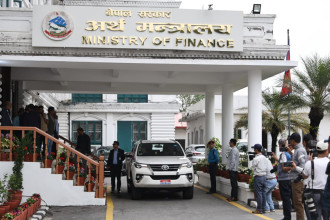 अब सबै सरकारी कर्मचारीलाई १५–१५ दिनमा तलब