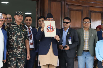 बजेटको फाइल बोकेर अर्थमन्त्री वाग्ले मन्त्रिपरिषद् बैठकमा (तस्बिरहरु)
