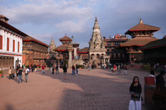 भक्तपुर दरबार स्क्वायरमा तस्बिर खिच्दै चिनियाँ पर्यटक (तस्बिरहरु)