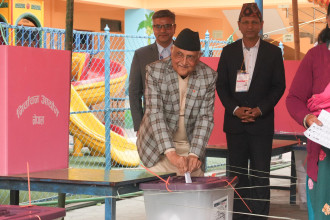 एमाले अध्यक्ष ओलीले बालकोटबाट गरे मतदान