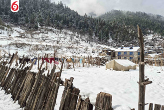 बाजुराको उच्च भेगमा वर्षात्संगै हिमपात हुँदा किसान खुसी