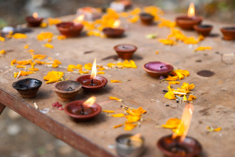भोटेकोशीमा ज्यान गुमाएकाको सम्झनामा दीप प्रज्ज्वलन (तस्बिरहरु)