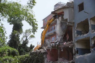 पोखराको फिर्के खोलामाथि बनेका संरचना भत्काउने कार्य आजपनि जारी(तस्बिरहरु)