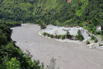 बर्खामा पनि दोहन भइरहेछ कालीगण्डकी (तस्बिर)