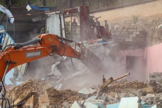 काठमाडौँको कपन साततले क्षेत्रको अतिक्रमित जग्गाहरूमा बनेको संरचना हटाउँन सुरु(तस्बिरहरु)
