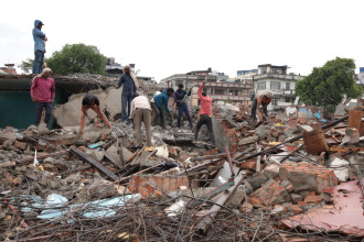 उजाड बनेका सुकुमबासी बस्तीमा कवाडी सङ्कलकको चहलपहल(तस्बिरहरु)