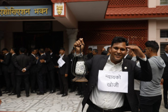 कानुन व्यवसायीहरुले दिउँसै लाल्टिन बालेपछि...(तस्बिरहरु)