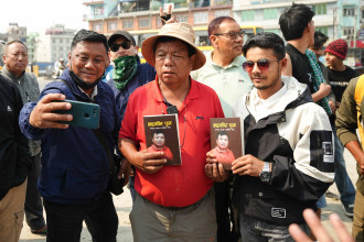 गोङ्गबु क्षेत्रमा आत्मकथामा आधारित पुस्तक बेच्दै महावीर पुन(तस्बिरहरु)