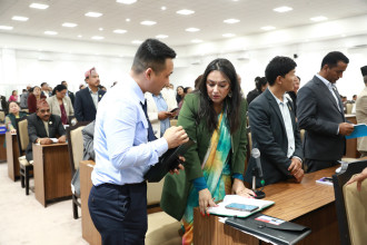 ज्यान मार्ने ‘धम्की’ प्रकरणमा खुश्बु ओलीलाई आश्वासन दिँदै गृहमन्त्री गुरुङ (तस्बिरहरु)