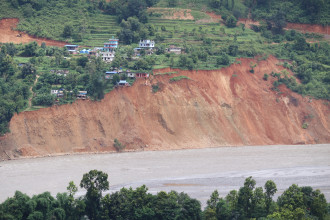 त्रिशूलीको निरन्तर कटानले जोखिममा दर्शनटार बस्ती