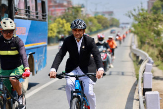 साइकल चढेर रास्वपा सांसद गजुरेल संसद बैठकमा भाग लिन पुगेपछि...