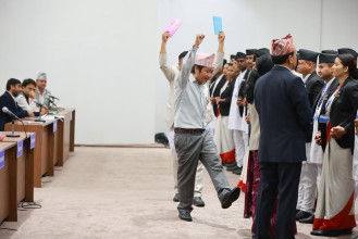 सभामुखसँगको भनाभनपछि हर्क पुगे रोष्ट्रम घेर्न