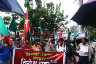 होल्डिङ सेन्टरबाट नहटाउन माग गर्दै प्रदर्शनमा उत्रिए सुकुम्बासी (तस्बिरहरु)