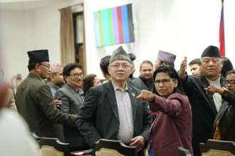 संसद् बैठकमा प्रतिपक्षको अवरोध (तस्बिरहरु)