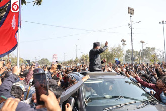 नेपालगञ्ज विमानस्थलबाहिर शुभेच्छुक र समर्थकबाट घेरिएपछि बालेन शाह (तस्बिरहरु)