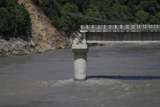 भोटेकोशी हुँदै त्रिशुलीमा आएको बाढीले क्षति पुर्‍याएको नुवाकोट र धादिङका पक्की पुल