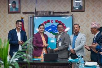मन्त्री मेहताद्वारा छ स्वास्थ्य विज्ञान प्रतिष्ठानका उपकुलपतिसँग कार्यसम्पादन सम्झौता