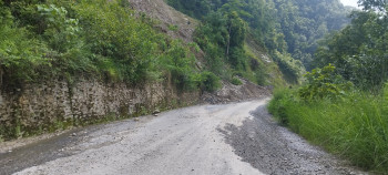 पहिरोको जोखिम : बेँसीसहर-चामे र मध्यपहाडी लोकमार्गमा सवारी सञ्चालनमा रोक