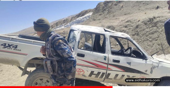 कोरलानाकातर्फ जाँदै गरेको जिप दुर्घटना, चालक घाइते