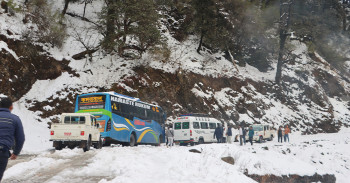 भारी हिमपातका कारण मध्यपहाडी लोकमार्ग अवरुद्ध