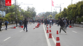 तनावग्रस्त बन्यो माइतिघर क्षेत्र, प्रहरी र एमाले कार्यकर्ताबिच झडप (तस्बिरहरु)