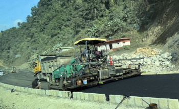 मुग्लिन पोखरा सडकः पश्चिम खण्डको मौरीओडारमा कालोपत्र थालियो