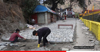 सौन्दर्यकरणका लागि गलेश्वरको सडकमा ‘स्लेट’ ढुङ्गा बिछ्याउन सुरु