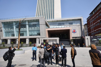 पेट्रोलियमको मुल्यवृद्धि घटाउन माग गर्दै आयल निगम नजिकै प्रदर्शन