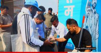 महाधिवेशन स्थलमा चुनाव प्रचारका क्रममा भएको फोहर सङ्कलन गर्दै उम्मेदवार