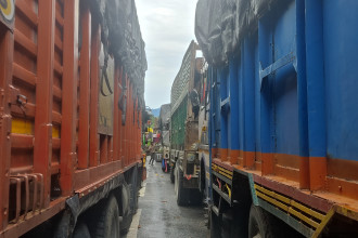मालवाहक सवारी बाटोमै अलपत्र, चालकलाई खाना र शौचालयको सास्ती (तस्बिर)