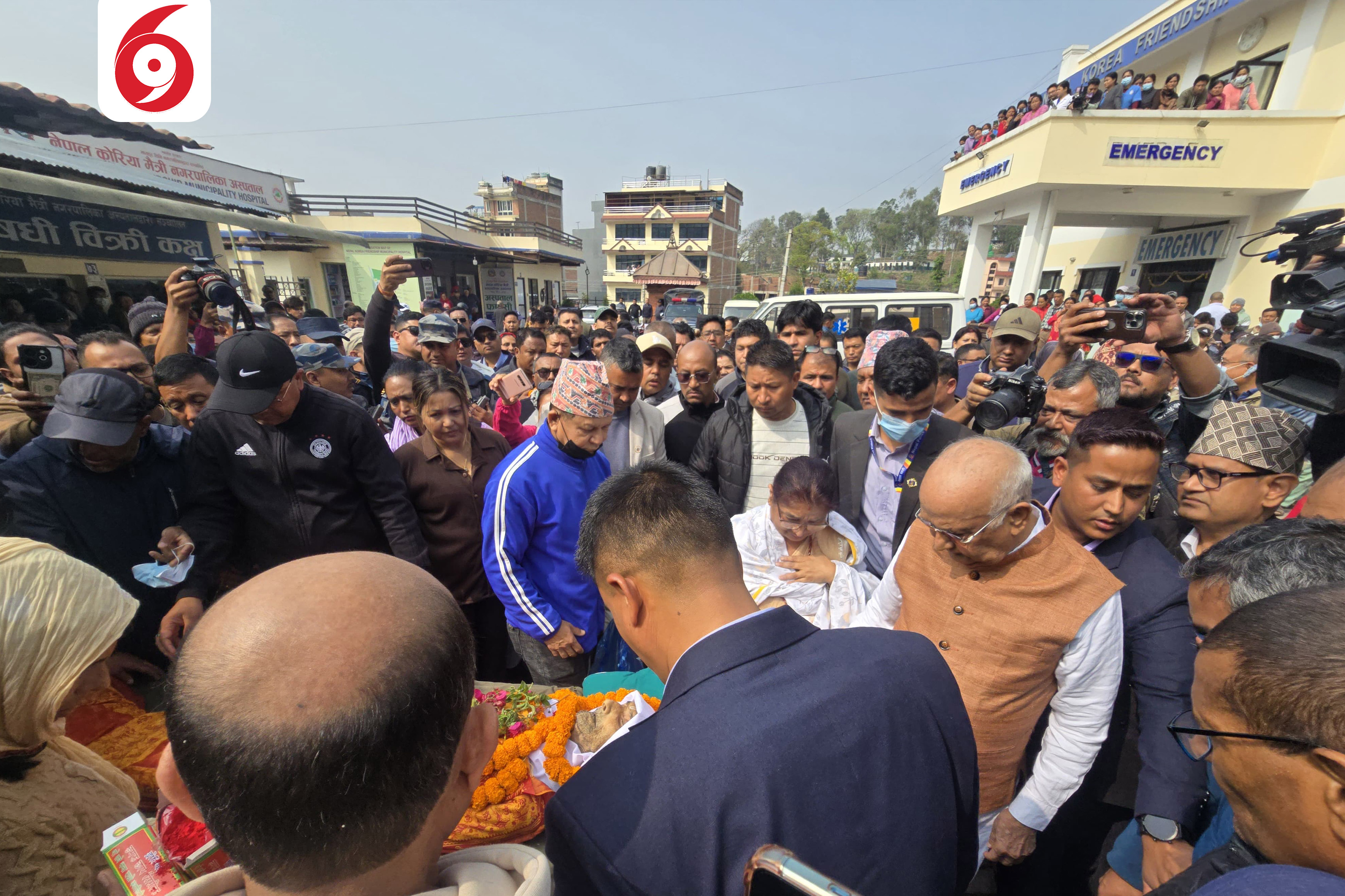 अस्पतालमा ओलीका पिता मोहनप्रसादप्रति श्रद्धाञ्जली