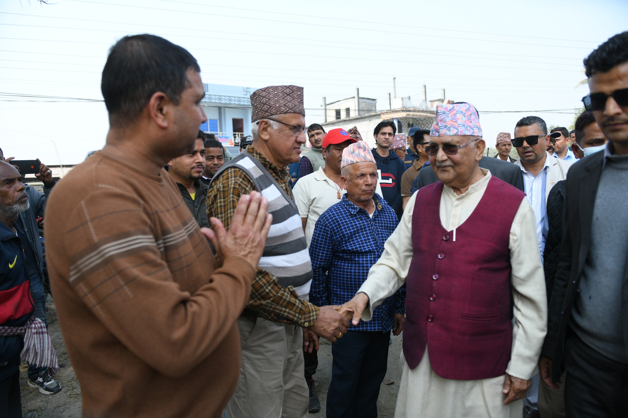 झापा ५ मा घरदैलो गर्दै केपी शर्मा ओली । तस्बिरः केपी ओलीको सचिवालय 