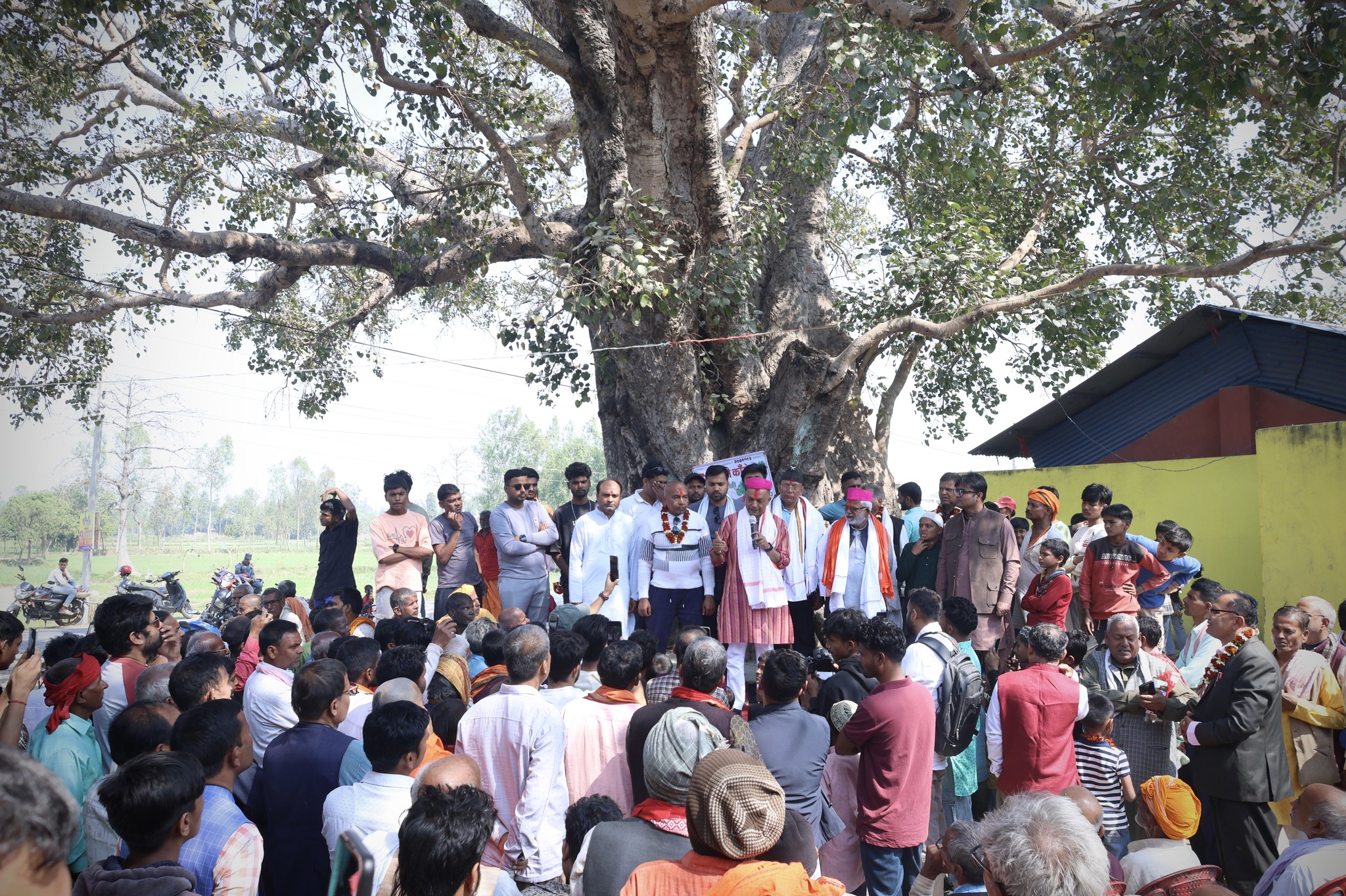 झापा ५ मा घरदैलो गर्दै केपी शर्मा ओली । तस्बिरः केपी ओलीको सचिवालय 