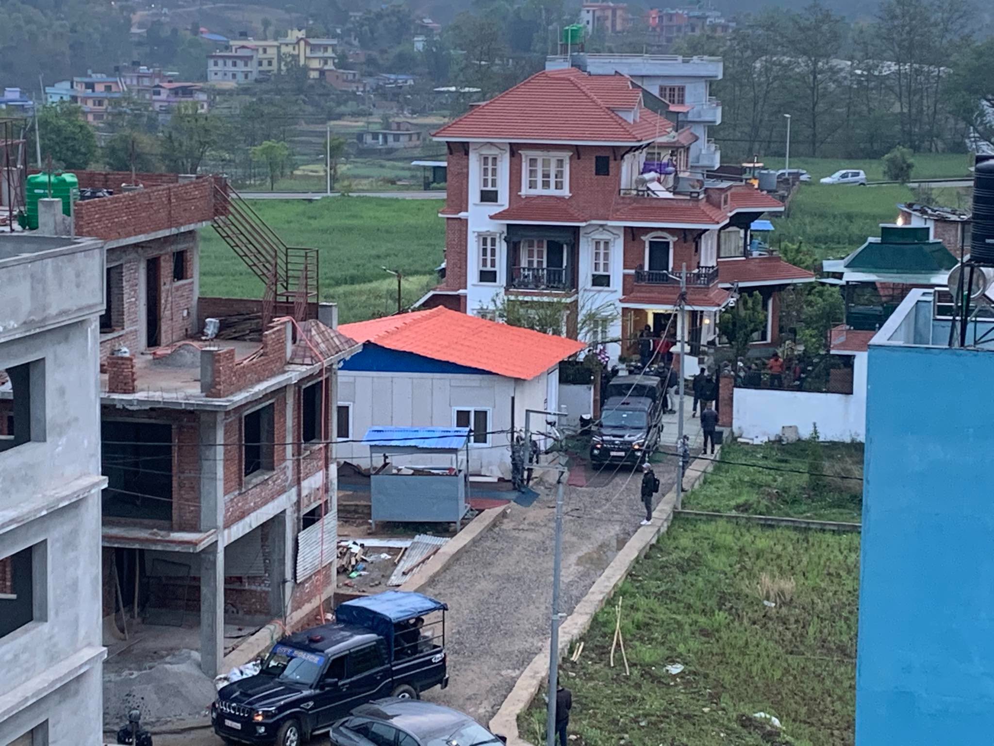 केपी ओलीलाई पक्राउ गर्न निवासमा छिर्यो प्रहरी