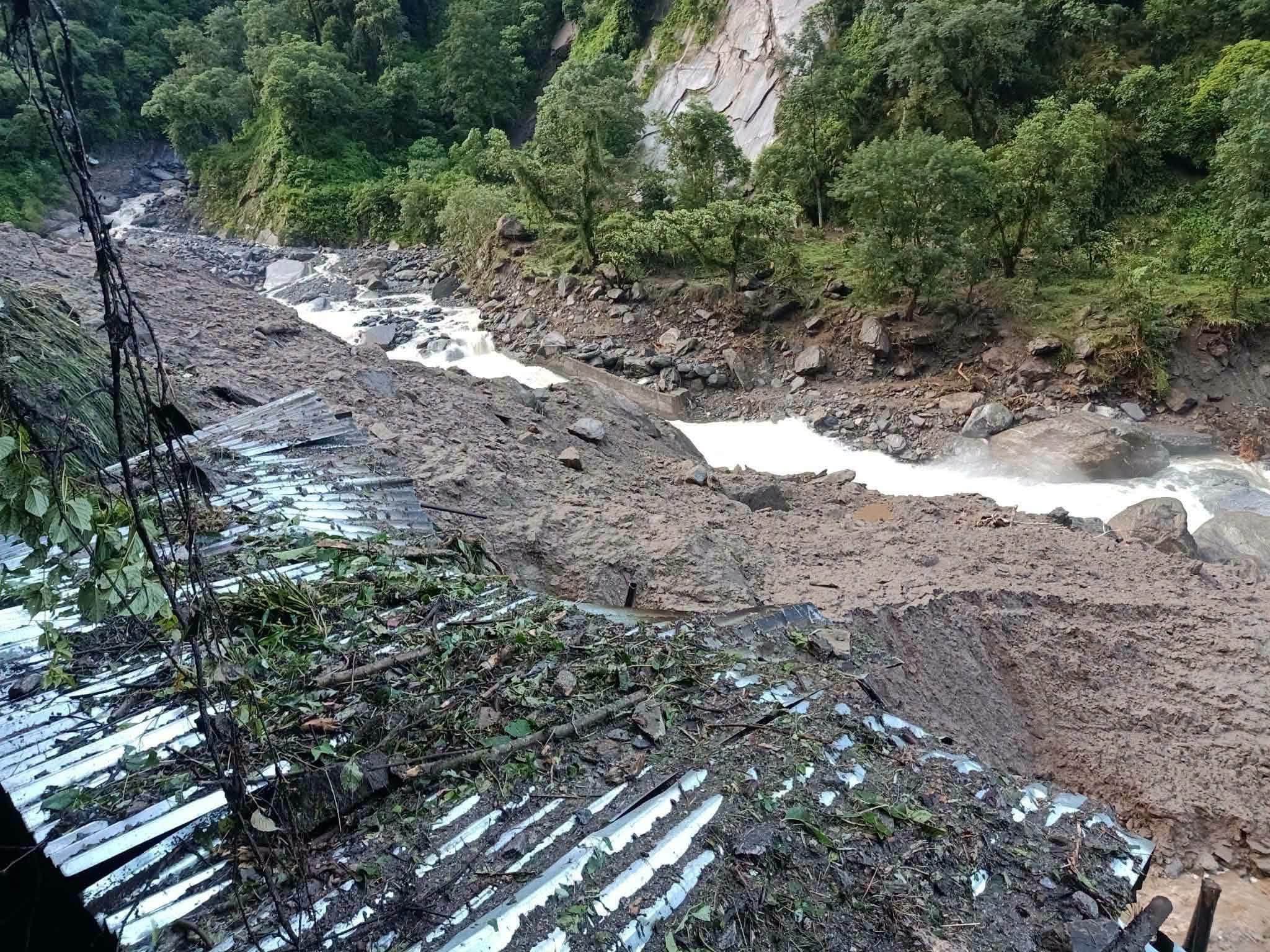 दोलखाको गौरीशंकर गाउँपालिकामा पहिरो, एक जना बेपत्ता