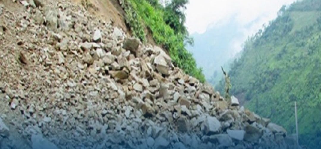 सिद्धार्थ राजमार्गमा पहिरो, सडक पूर्णरूपमा अवरुद्ध