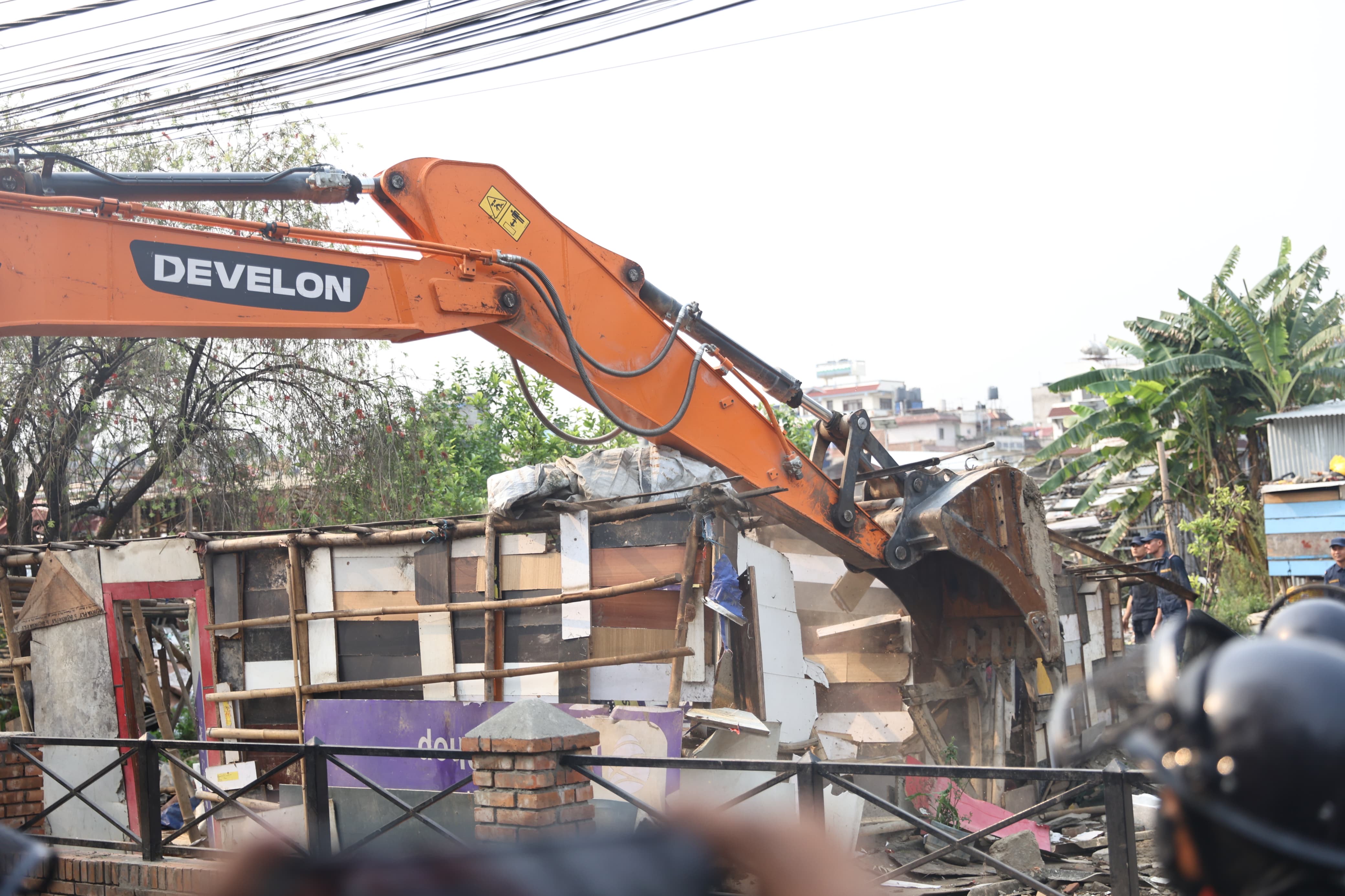 डोजर लगाएर भत्काउन थालियो सुकुम्वासी बस्तीका टहरा